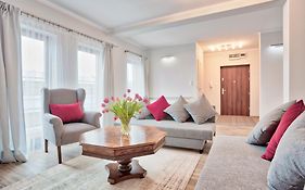 Family Apartment By Tyzenhauz